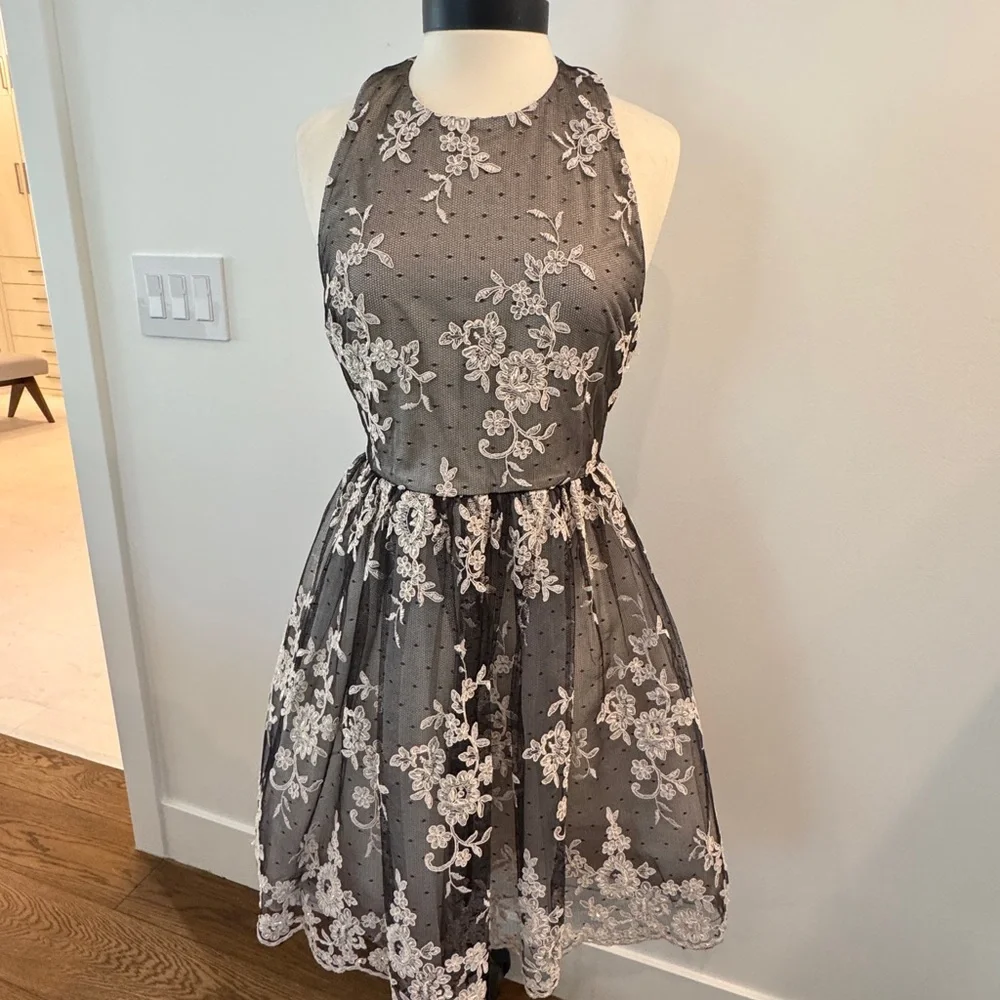 Alice + Olivia Amazing Lace Open Back Party Dress - Size 10 - Picture 1 of 13